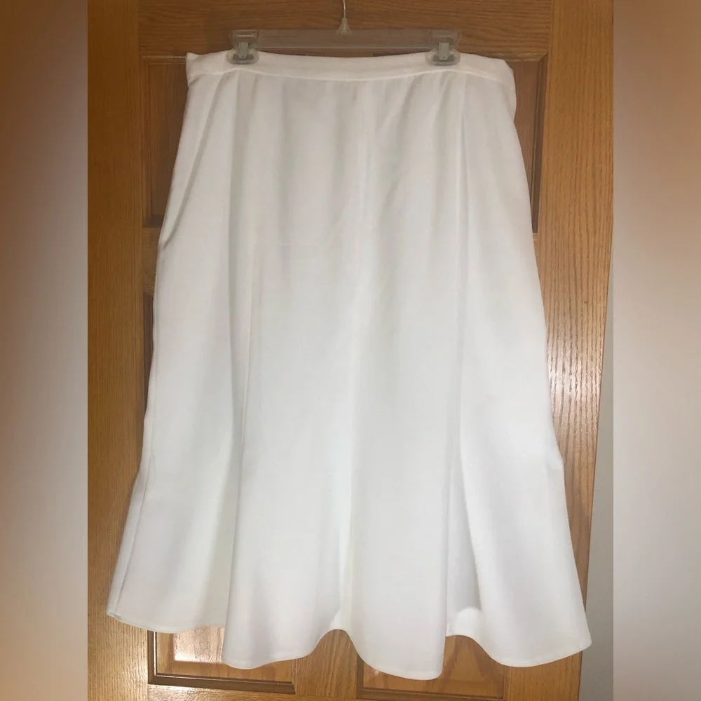 Lisa Rene White Women's Skirt Set with Decorative Belt